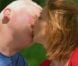 Thierry et Annie se font un bisou dans L'amour est dans le pré 7