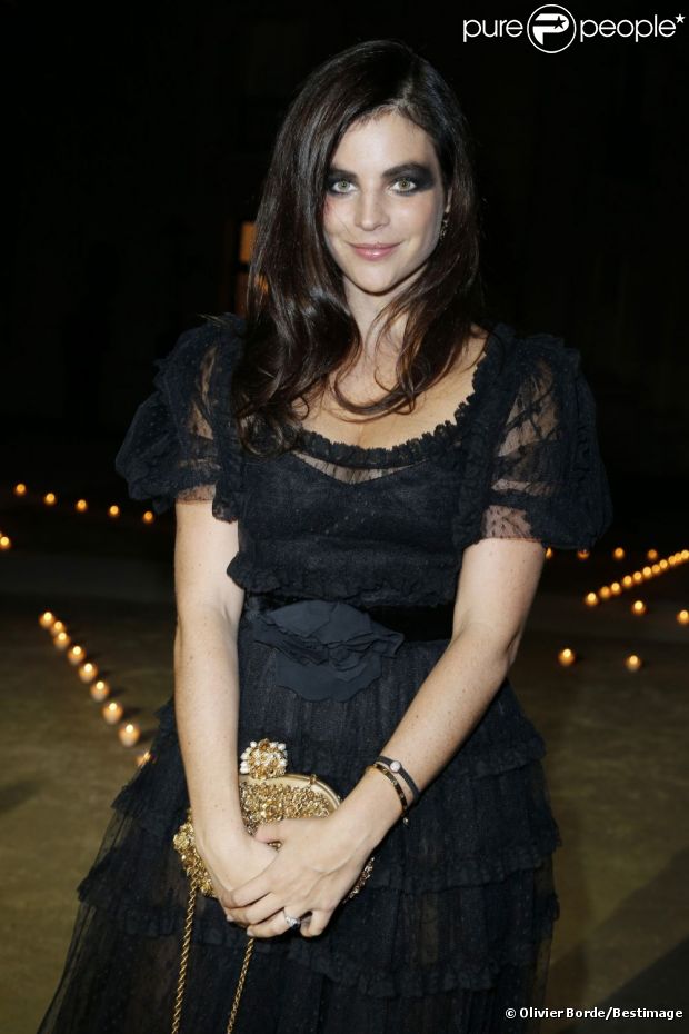 La ravissante Julia Restoin lors de la soirée de Carine Roitfeld et MAC organisée à paris le 2 octobre 2012