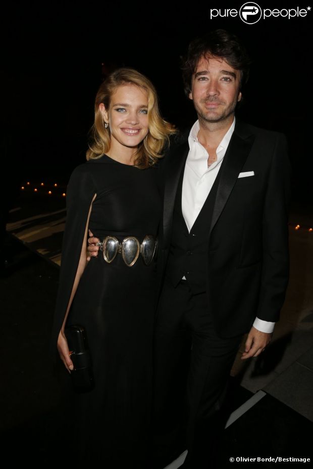 Les amoureux Natalia Vodianova (en Givenchy) et Antoine Arnault lors de la soirée de Carine Roitfeld et MAC organisée à paris le 2 octobre 2012