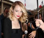 Emma Stone, beauté rétro, arrive au défilé Miu Miu à Paris le 3 octobre 2012