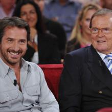 Edouard Baer et Roger Moore sur le tournage de l'émission <em>Vivement Dimanche</em> spéciale Astérix et Obélix que diffusera France 2, dimanche 7 octobre 2012.