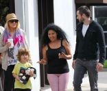 Christina Aguilera se promène dans les rues de Los Angeles avec son petit ami Matthew Rutler, et son fils Max Liron, le samedi 6 octobre 2012.