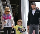 Christina Aguilera se promène dans les rues de Los Angeles avec son petit ami Matthew Rutler, et son fils Max Liron, le samedi 6 octobre 2012.