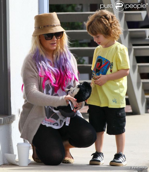 Christina Aguilera se promène dans les rues de Los Angeles avec son petit ami Matthew Rutler, et son fils Max Liron, le samedi 6 octobre 2012.