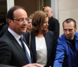 François Hollande et Valérie Trierweiler lors de la vente aux enchères exceptionnelle des toiles de Florence Cassez, à Paris, le 16 juin 2012.