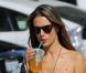 Alessandra Ambrosio sirote son thé glacé à Malibu, le 7 octobre 2012.