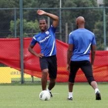 <p>Didier Drogba et Nicolas Anelka lors d'un entraînement avec le Shenhua de Shanghai le 16 juillet 2012</p>