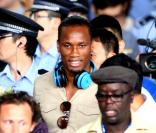  Didier Drogba lors de son arrivée à Shanghai le 14 juillet 2012 à l'aéroport de Pudong 