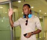  Didier Drogba lors de son arrivée à Shanghai le 14 juillet 2012 à l'aéroport de Pudong 