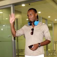 <p>Didier Drogba lors de son arrivée à Shanghai le 14 juillet 2012 à l'aéroport de Pudong</p>