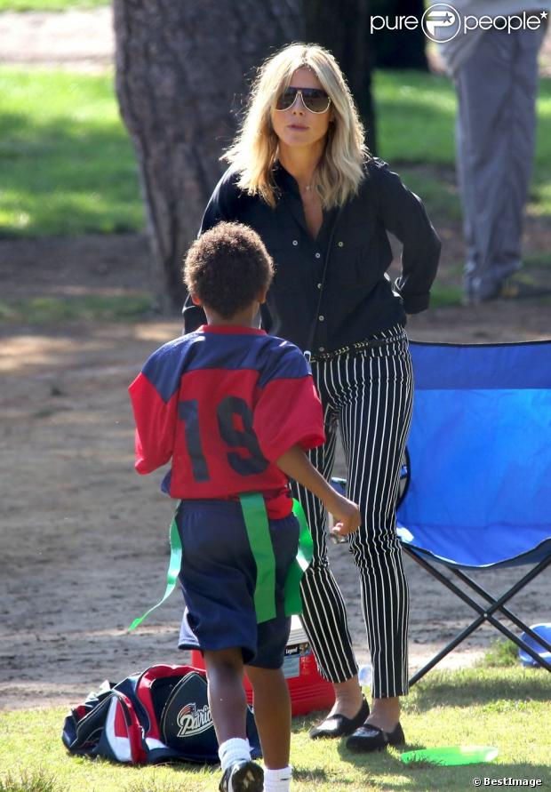 Heidi Klum encourage son fils lors d'un match de football. Brentwood, le 13 octobre 2012.