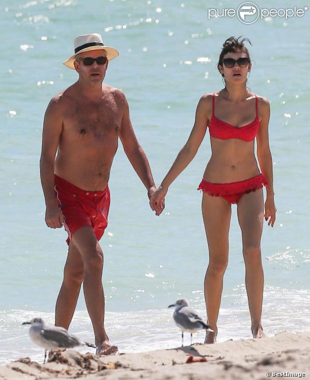 Exclusif - Olga Kurylenko et son compagnon Danny Huston, main dans la main, profitent du soleil et de la plage à se Miami. Le 16 octobre 2012.