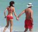 Exclusif - Olga Kurylenko et son compagnon Danny Huston, main dans la main, profitent du soleil et de la plage à se Miami. Le 16 octobre 2012.