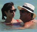 Olga Kurylenko : Sexy en bikini rouge avec son chéri parfaitement assorti