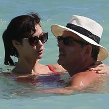 Exclusif - Olga Kurylenko et son compagnon Danny Huston se baignent à Miami. Le 16 octobre 2012.