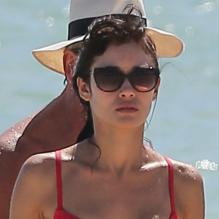Exclusif - Olga Kurylenko, sexy en bikini rouge, s'adonne aux joies de la plage avec son compagnon Danny Huston. Miami, le 16 octobre 2012.