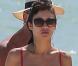 Exclusif - Olga Kurylenko, sexy en bikini rouge, s'adonne aux joies de la plage avec son compagnon Danny Huston. Miami, le 16 octobre 2012.