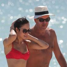 Exclusif - La sexy Olga Kurylenko et son compagnon Danny Huston forment un couple assorti en rouge sur la plage. Miami, le 16 octobre 2012.