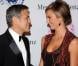 George Clooney et sa compagne Stacy Keibler, un superbe couple sur le tapis rouge de l'hôtel Beverly Hilton où a lieu le gala Carousel of Hope. Beverly Hills, le 20 octobre 2012.