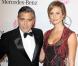 George Clooney et Stacy Keibler, charmant couple sur le tapis rouge de l'hôtel Beverly Hilton où a lieu le gala Carousel of Hope. Beverly Hills, le 20 octobre 2012.