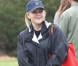 Reese Witherspoon, souriante, regarde son fils Deacon jouer au football à Los Angeles, le 20 octobre 2012.