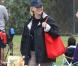 Reese Witherspoon, avec son mari Jim Toth, regarde son fils Deacon jouer au football à Los Angeles, le 20 octobre 2012.