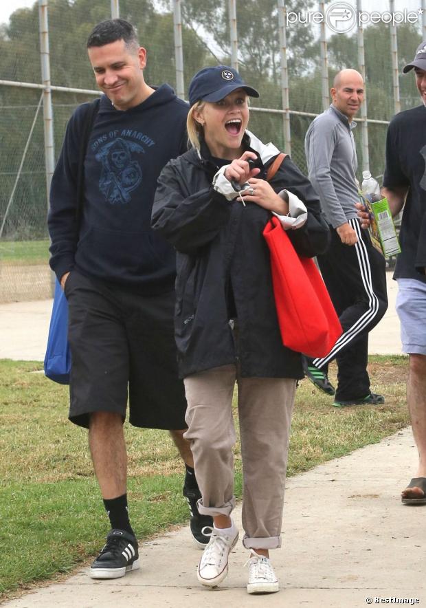 Reese Witherspoon et son mari Jim Toth assistant au match de Deacon, fils de l'actrice et Ryan Phillippe. A Los Angeles, le 20 octobre 2012.