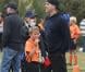Reese Witherspoon, avec son mari Jim Toth, regarde son fils Deacon jouer au football à Los Angeles, le 20 octobre 2012.