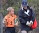 Reese Witherspoon, avec son mari Jim Toth, regarde son fils Deacon jouer au football à Los Angeles, le 20 octobre 2012.