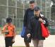 Reese Witherspoon, avec son mari Jim Toth, regarde son fils Deacon jouer au football à Los Angeles, le 20 octobre 2012.
