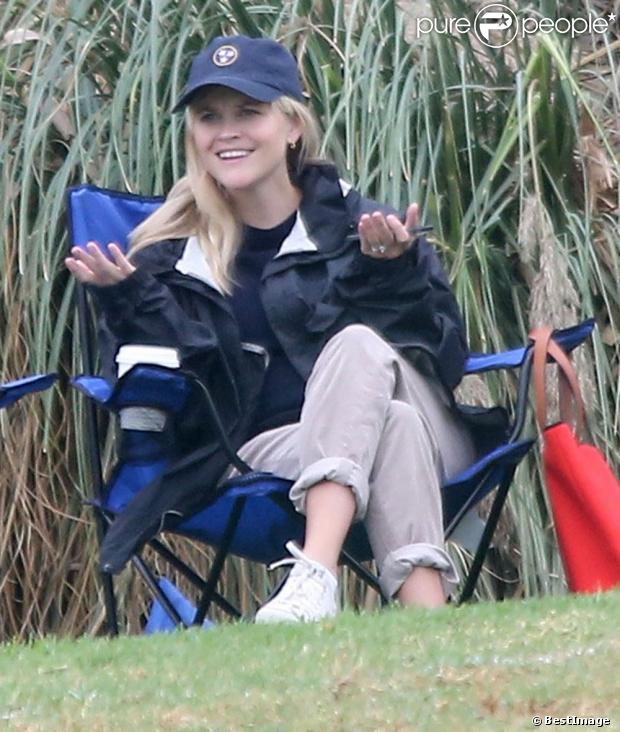 Reese Witherspoon regarde son fils Deacon jouer au football à Los Angeles, le 20 octobre 2012.