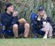 Reese Witherspoon, avec son mari Jim Toth, regarde son fils Deacon jouer au football à Los Angeles, le 20 octobre 2012.