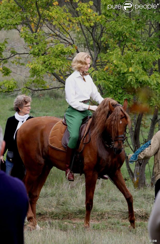 Nicole Kidman tourne une scène du film  Grace de Monaco  à cheval, près de Monaco. Le 12 octobre 2012.