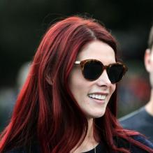 Ashley Greene prise en photo avec ses cheveux rouges dans les rues de New York, le 20 octobre 2012.
