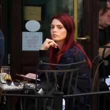 Ashley Greene passe du brun au rouge comme on a pu le voir le 20 octobre dernier lorsque l'actrice à déjeuné en terrasse à New York.