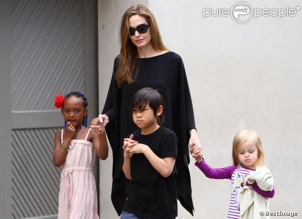 Angelina Jolie avec ses enfants Zahara, Pax et Vivienne à la Nouvelle-Orléans le 11 mars 2012