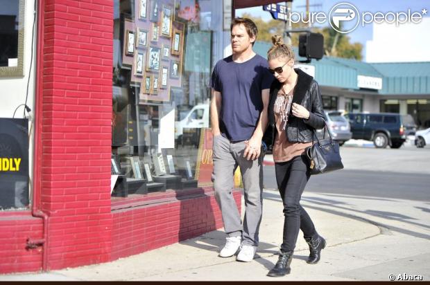Michael C. Hall et sa compagne Morgan Macgregor se promènent dans les rues de Los Angeles le 31 octobre 2012.