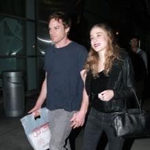 Michael C. Hall et sa compagne dans les rues de Los Angeles le 30 octobre 2012.