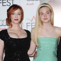 Christina Hendricks, pulpeuse, montre ses atouts devant la belle Elle Fanning