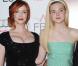 Christina Hendricks, pulpeuse, montre ses atouts devant la belle Elle Fanning
