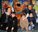 Francis Perrin, son épouse Gersende, et leurs trois enfants lors de l'avant-première de Scooby Doo 2 aux Folies Bergère à Paris le 18 novembre 2012