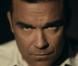 Robbie Williams dévoile le clip 'Different' : Le bad boy et le chef d'orchestre