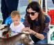 Selma Blair : Son fils Arthur découvre les animaux de la ferme