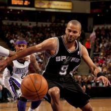 Tony Parker lors d'un match face au Kings de Sacramento au Power Balance Arena de Sacramento le 28 mars 2012