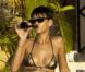  Rihanna, divine, s'offre une bière en vacances dans une villa à la Barbade, le 19 decembre 2012 
  