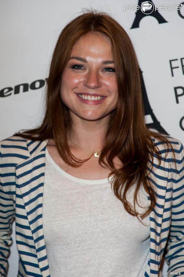 Emilie Dequenne pétillante lors de la première du film A perdre la raison au Paris Cinema, le 8 juillet 2012.