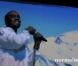 Kanye West, en concert à Atlantic City, arrête la musique pour annoncer la grossesse de sa compagne Kim Kardashian, le 30 décembre 2012.