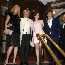 Rod Stewart et sa femme Penny Lancaster assistent au mariage de Ronnie Wood et Sally Humphreys, le 21 décembre 2012 à Londres