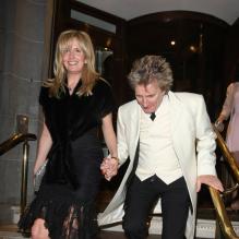 Rod Stewart et sa femme Penny Lancaster au mariage de Ronnie Wood et Sally Humphreys, le 21 décembre 2012 à Londres