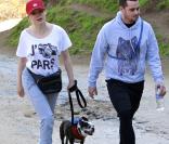 Rose McGowan, toujours blonde et à la cool, en promenade à Hollywood